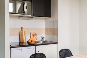 Frigorífico, microondas, placa de cocina y hervidor eléctrico