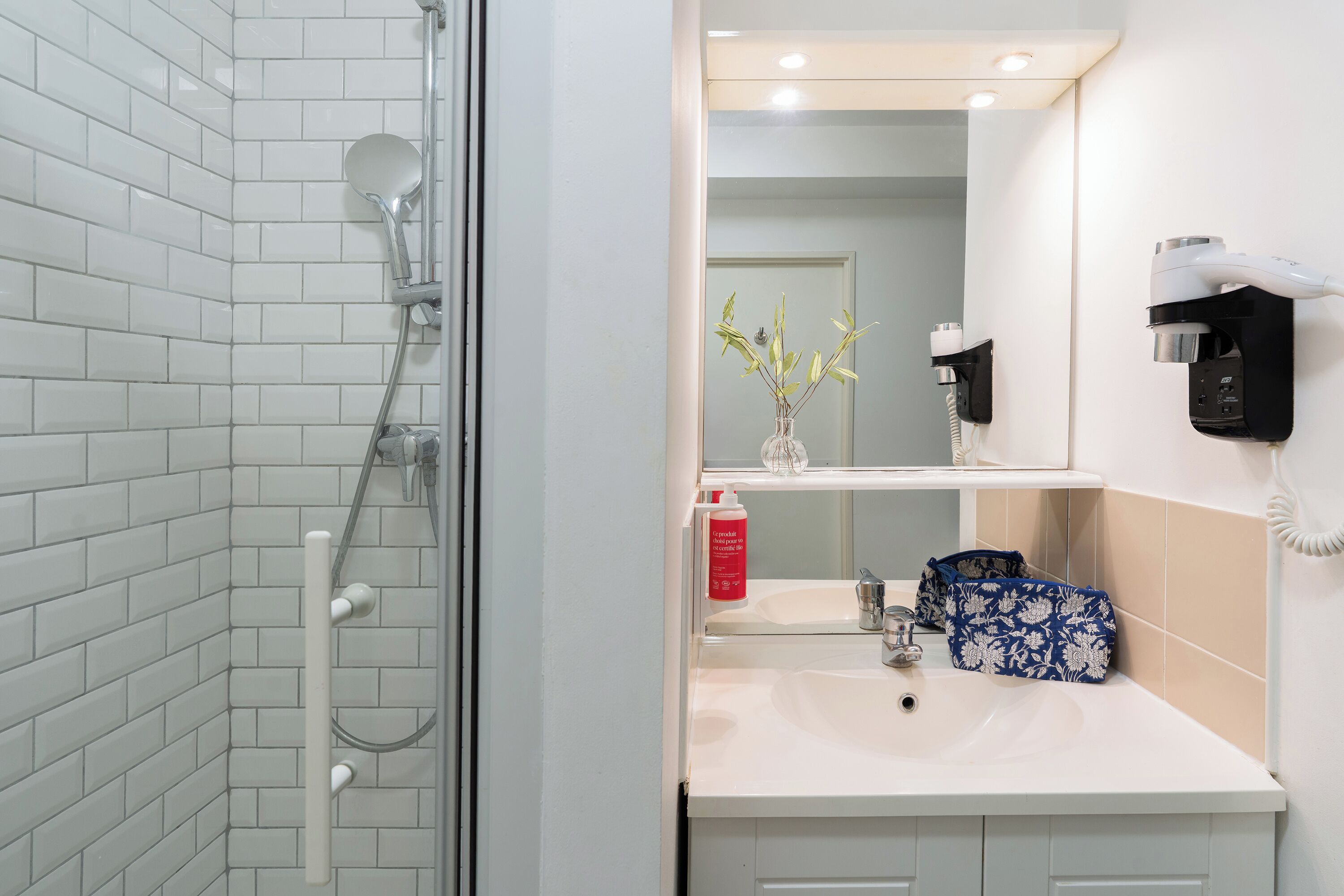 Monolocale Superior, 2 letti singoli | Bagno | Asciugacapelli, asciugamani, sapone, shampoo
