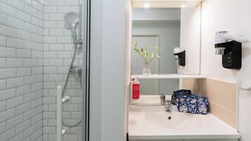 Monolocale Superior, 2 letti singoli | Bagno | Asciugacapelli, asciugamani, sapone, shampoo