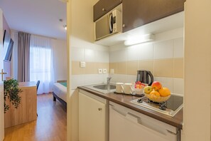 Cofres nos quartos, individualmente mobiliados, escrivaninha