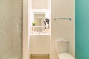 Een haardroger, handdoeken, zeep, shampoo