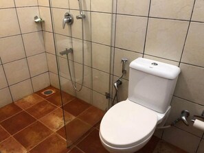 Dusche, kostenlose Toilettenartikel, Handtücher