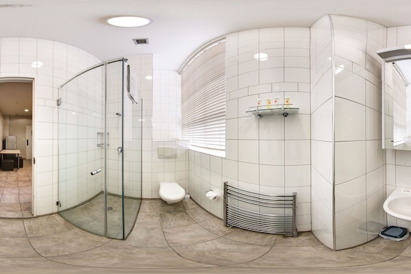 Apartment, 3 Bedrooms (3 Queen beds) | Bathroom | Shower, eco-friendly toiletries, hair dryer, towels