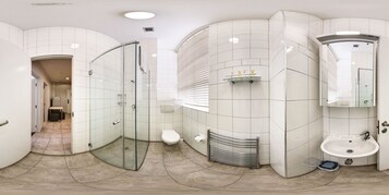 Apartamento, 3 habitaciones (3 Queen beds) | Baño | Ducha, artículos de higiene personal ecológicos y secador de pelo