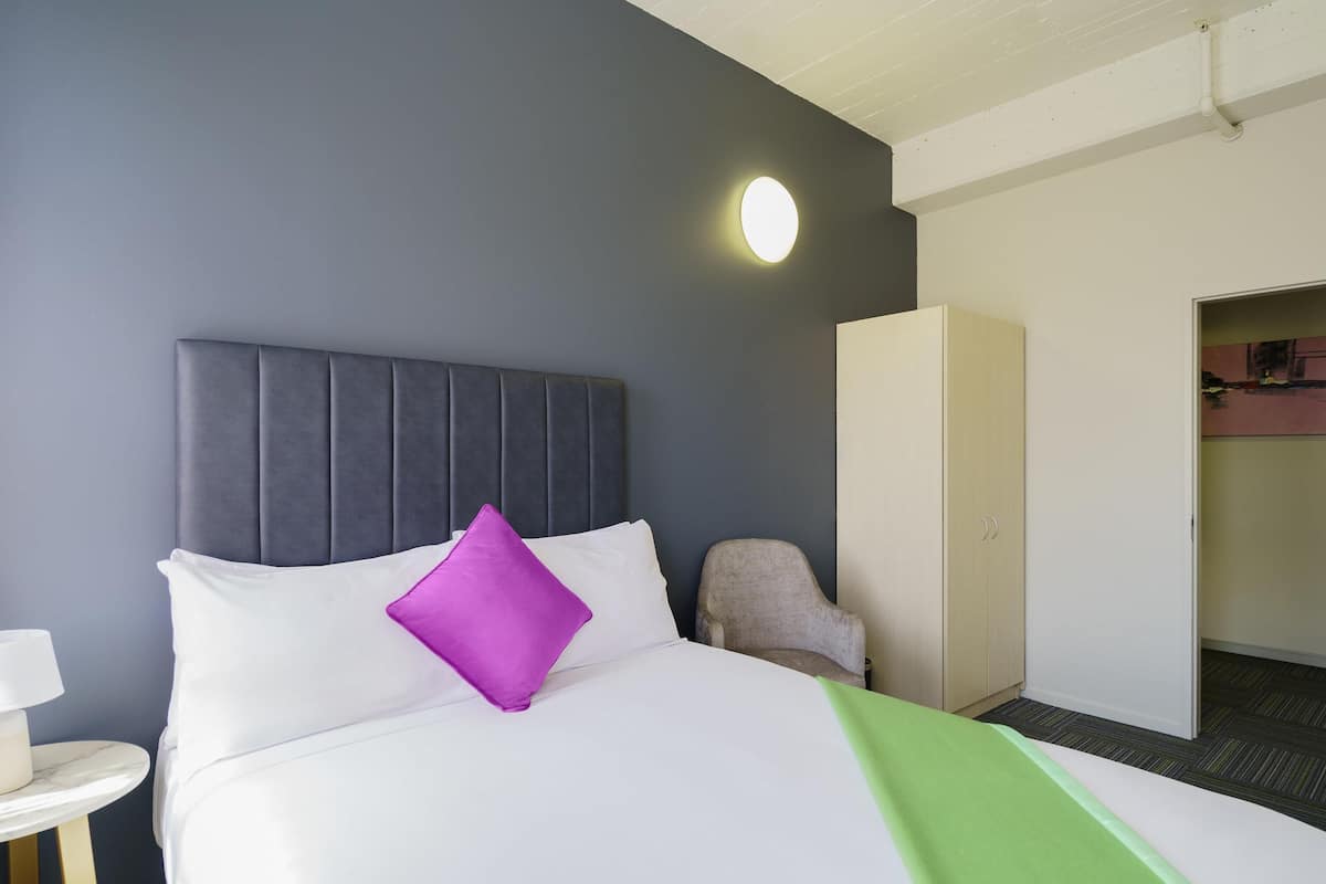 Caja de seguridad en la habitación y escritorio