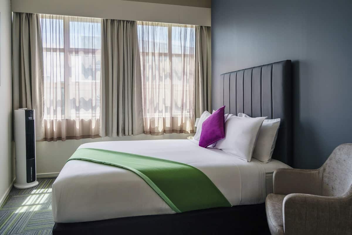 Caja de seguridad en la habitación y escritorio