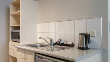 Een koelkast, een microgolfoven, een koffiezetapparaat/waterkoker