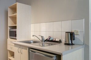 Kühlschrank, Mikrowelle, Wasserkocher mit Kaffee-/Teezubehör