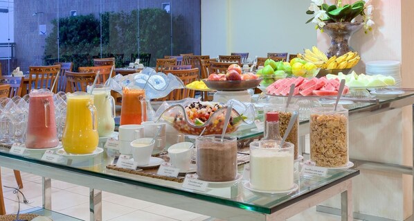 Breakfast, lunch and dinner served - Hotel São Luís Praiabella (São Luís)