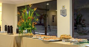 Breakfast, lunch and dinner served - Hotel São Luís Praiabella (São Luís)