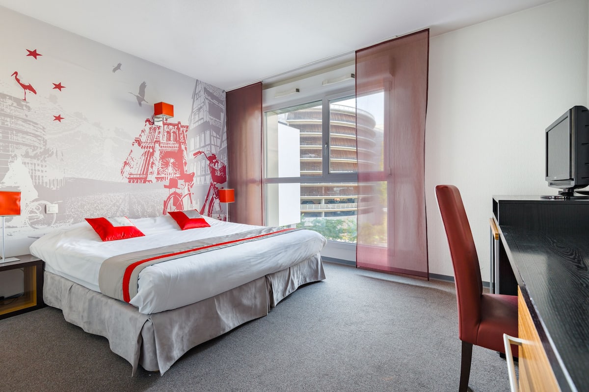 Desk, blackout curtains, free WiFi, bed sheets