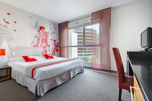 Bàn, màn/rèm cản sáng, truy cập Internet không dây miễn phí