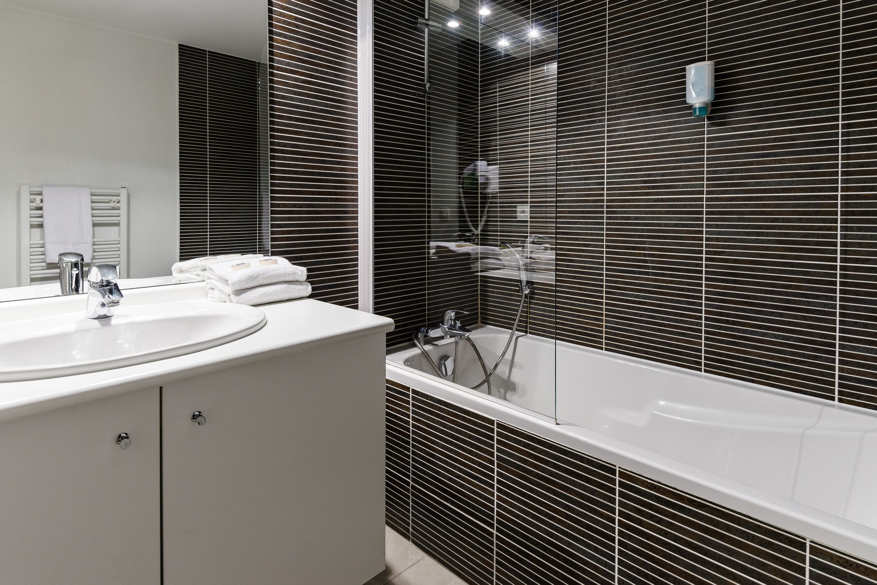 Combined shower/bathtub, hair dryer, towels, soap
