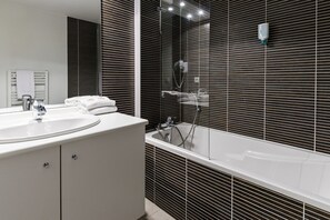 Duş/küvet kombinasyonu, saç kurutma makinesi, havlu, sabun 