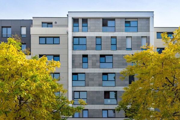 A multi-story building with a modern architectural design, featuring a mix of window sizes and a flat roof. - Lagrange Apart'HOTEL Strasbourg Wilson (Strasbourg)