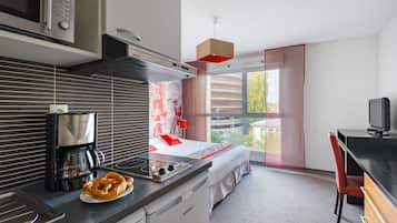 Frigorífico, microondas, placa de cocina y lavavajillas