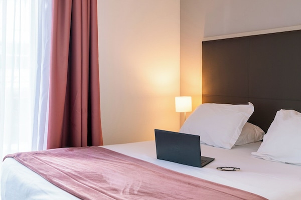 Studio | Bureau, espace de travail pour ordinateur portable, rideaux occultants