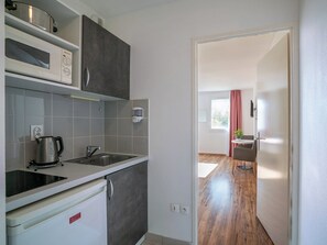 Réfrigérateur, micro-ondes, plaque de cuisson, bouilloire électrique