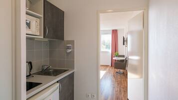 Studio Premium | Cuisine privée | Réfrigérateur, micro-ondes, plaque de cuisson, bouilloire électrique
