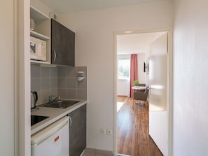 Premium Studio | Private kitchen | Fridge, microwave, stovetop, electric kettle