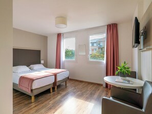 Bureau, espace de travail pour ordinateur portable, rideaux occultants