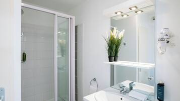 Premium Studio | Bathroom | Shower, free toiletries, towels
