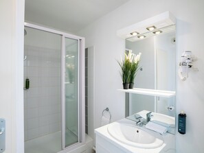 Premium studio | Badkamer | Een douche, gratis toiletartikelen, handdoeken
