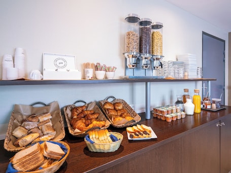 Desayuno buffet diario (EUR 10 por persona)