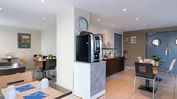 Morgenmadsbuffet hver dag (10 EUR pr. person)