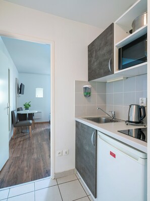 Studio | Private kitchen | Fridge, microwave, stovetop, electric kettle