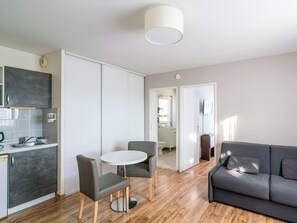 Departamento, 1 habitación | Área de sala de estar | Televisión de pantalla plana 