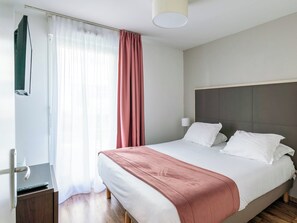 Escritorio, espacio para trabajar con laptop y cortinas blackout 
