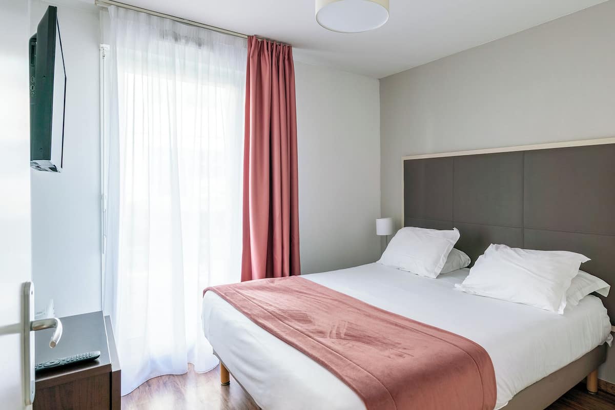 Apartment, 1 Schlafzimmer | Schreibtisch, laptopgeeigneter Arbeitsplatz, Verdunkelungsvorhänge