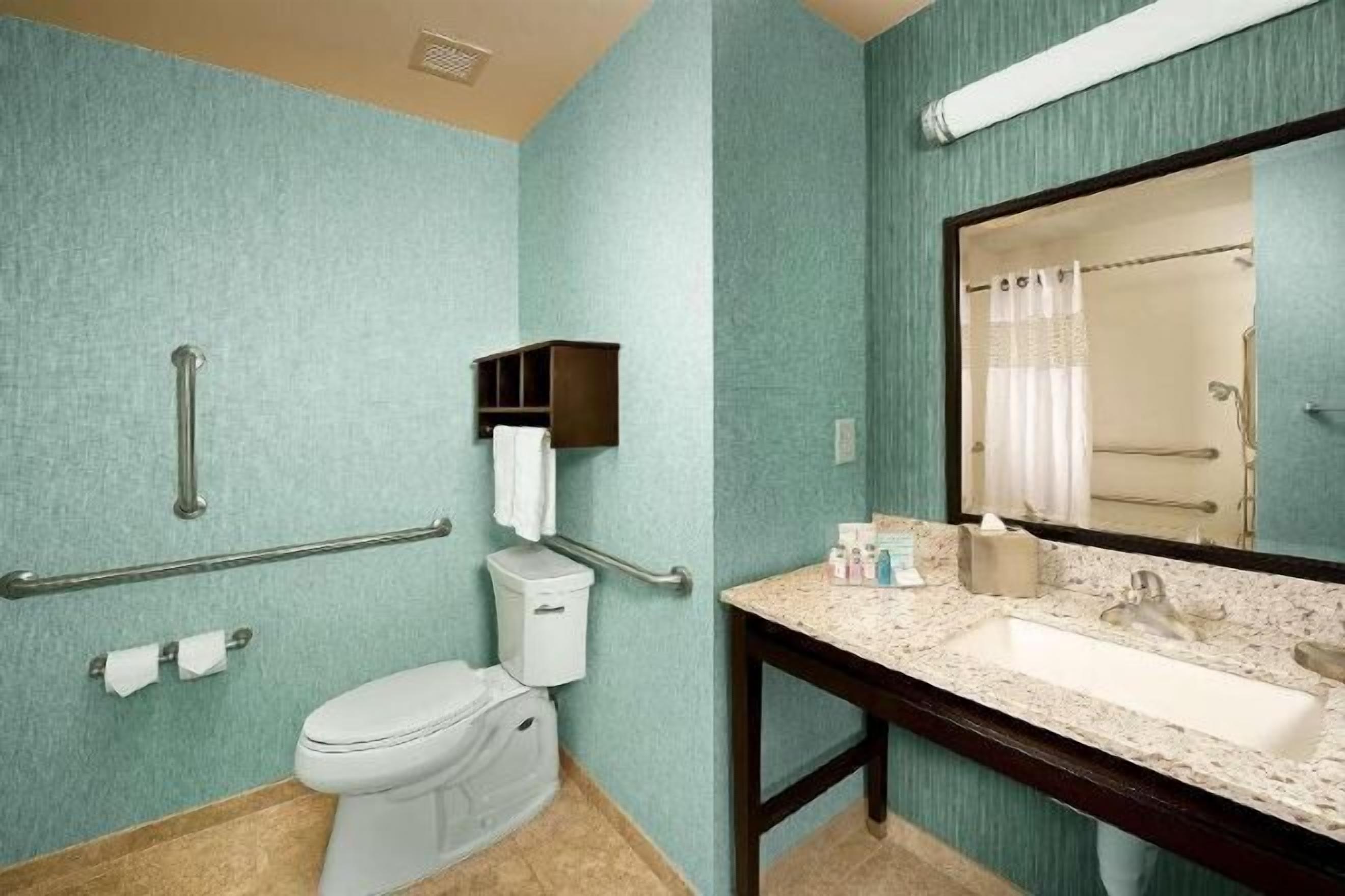 Baño | Tina con regadera, amenidades de baño gratuitas, secadora de cabello 