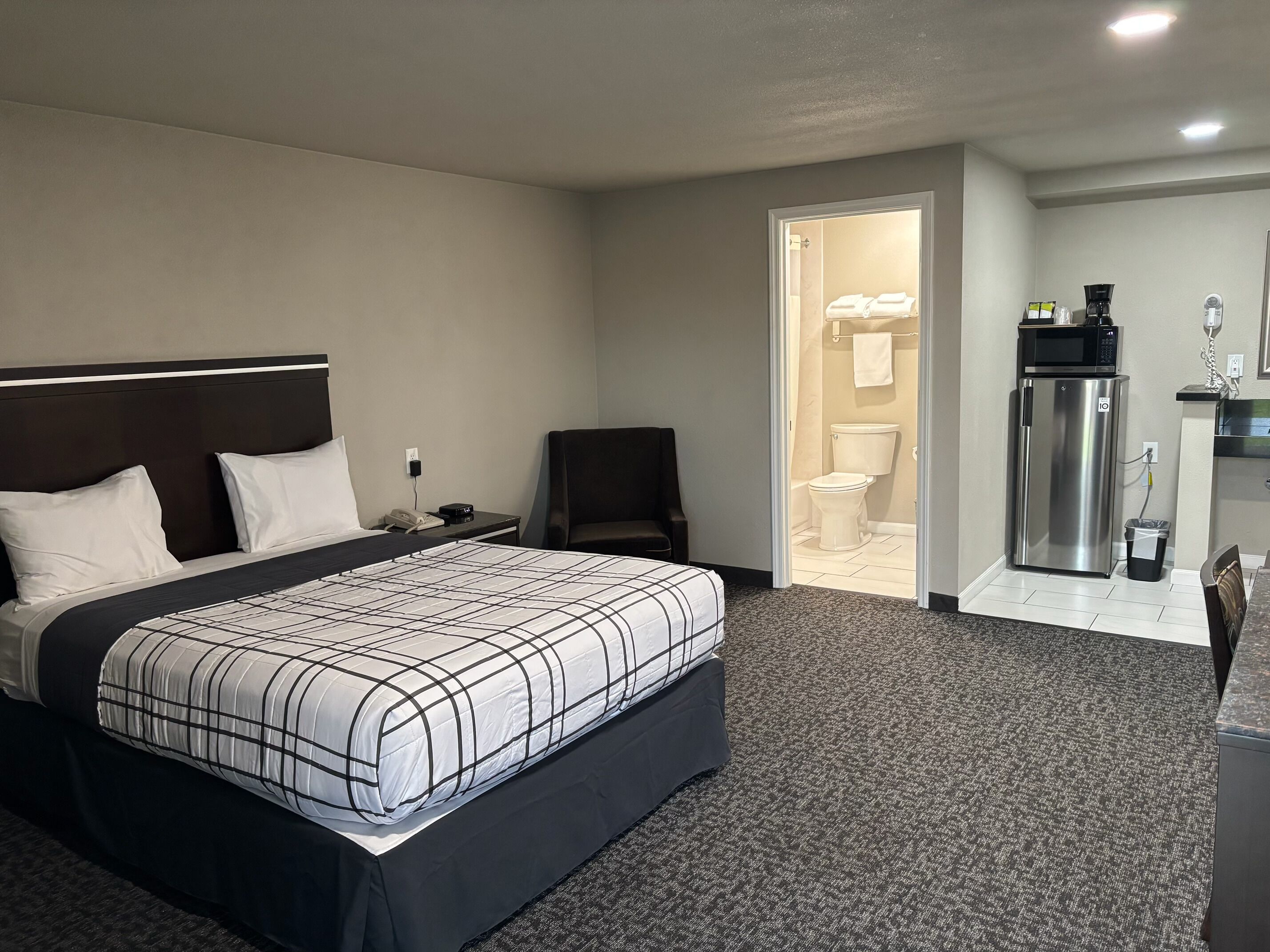 Chambre Standard, 1 très grand lit | Bureau, fer et planche à repasser, Wi-Fi gratuit, draps fournis