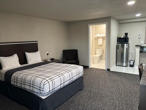 Habitación estándar, 1 cama de matrimonio grande | Escritorio, tabla de planchar con plancha, wifi gratis y ropa de cama