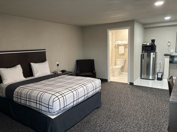 Desk, iron/ironing board, free WiFi, bed sheets - Royal Inn Eugene (Eugene)