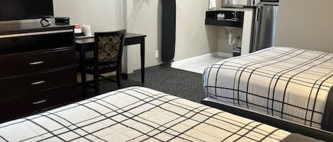 Standaard kamer, 2 queensize bedden | Een bureau, een strijkplank/strijkijzer, gratis wifi, beddengoed