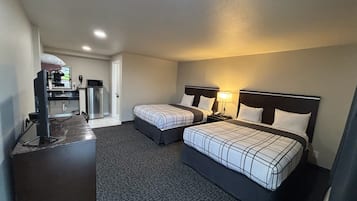 Standaard kamer, 2 queensize bedden | Een bureau, een strijkplank/strijkijzer, gratis wifi, beddengoed