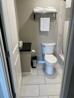 Bañera con ducha, toallas