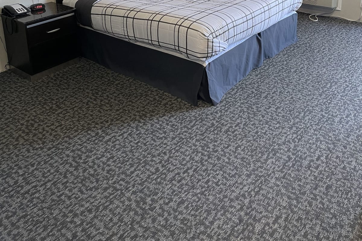 Escritorio, tabla de planchar con plancha, wifi gratis y ropa de cama