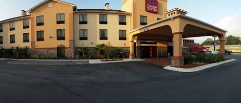 A Comfort Suites hotel with a covered entrance and a parking lot.