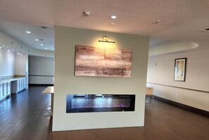 Lobby - Days Inn & Suites by Wyndham Houston / West Energy Corridor (Houston)