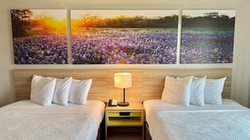 Camas con pillow-top, escritorio y cortinas blackout