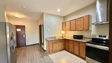 Efficiency, Suite, 1 King Bed, Non Smoking, Kitchenette