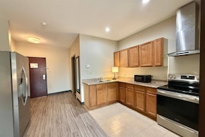 Efficiency, Suite, 1 King Bed, Non Smoking, Kitchenette