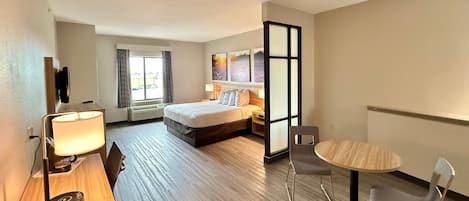 Colchones con pillow-top, escritorio y cortinas blackout