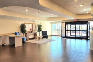 Lobby - Days Inn & Suites by Wyndham Houston / West Energy Corridor (Houston)