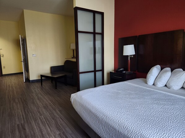 加厚床垫、办公桌、遮光窗帘、熨斗/熨衣板