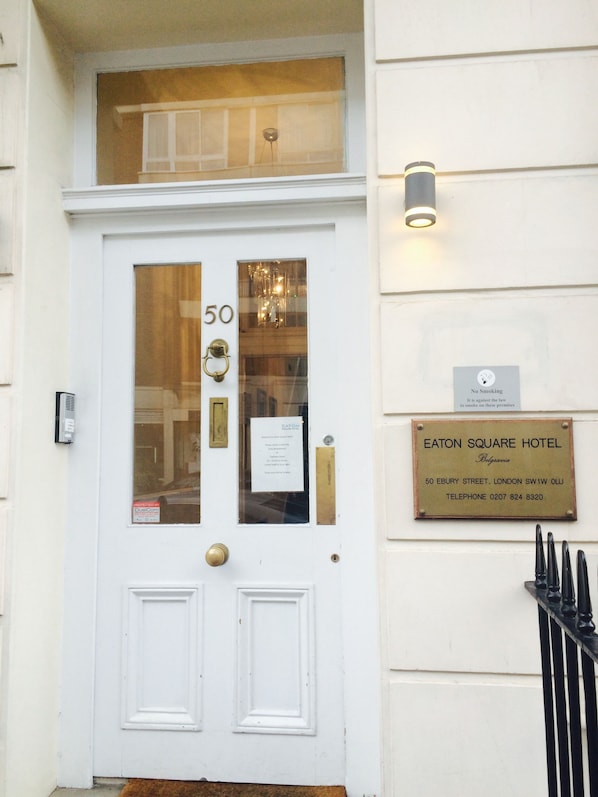Interior entrance - Eaton Square Hotel (London)